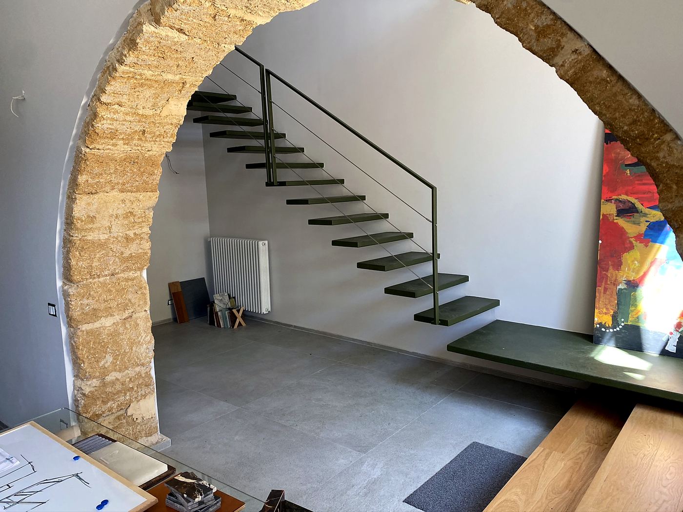 Arco in pietra calcarenitica e scala dello studio